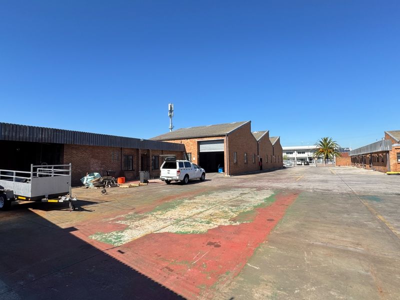 Neat and Secure 2500m2  Industrial Warehouse with Large Yard To Let Montague Gardens, Cape Town - Photo 10