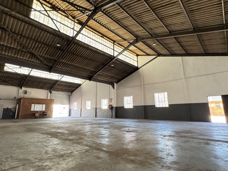 Neat and Secure 2500m2  Industrial Warehouse with Large Yard To Let Montague Gardens, Cape Town - Photo 8