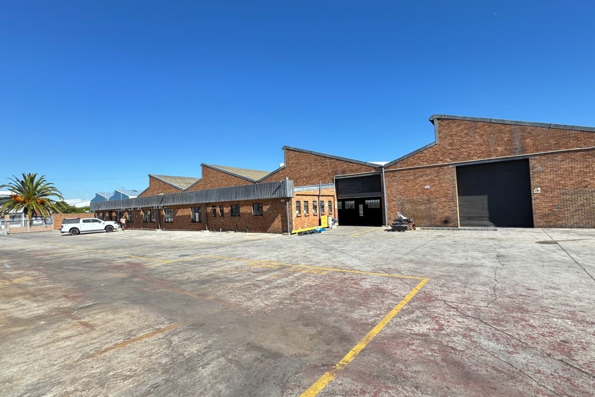 Neat and Secure 2500m2  Industrial Warehouse with Large Yard To Let Montague Gardens, Cape Town - Photo 3