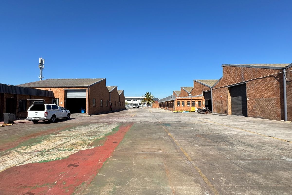 Neat and Secure 2500m2  Industrial Warehouse with Large Yard To Let Montague Gardens, Cape Town - Photo 4
