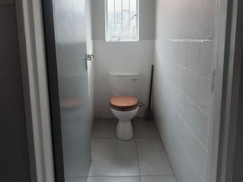 Stunning, Newly Renovated 2-Bedroom Apartment with Scullery in Secure Complex! - Photo 9
