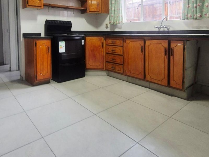 Stunning, Newly Renovated 2-Bedroom Apartment with Scullery in Secure Complex! - Photo 1