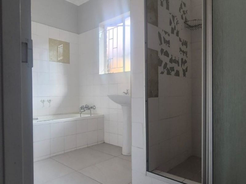 Stunning, Newly Renovated 2-Bedroom Apartment with Scullery in Secure Complex! - Photo 5