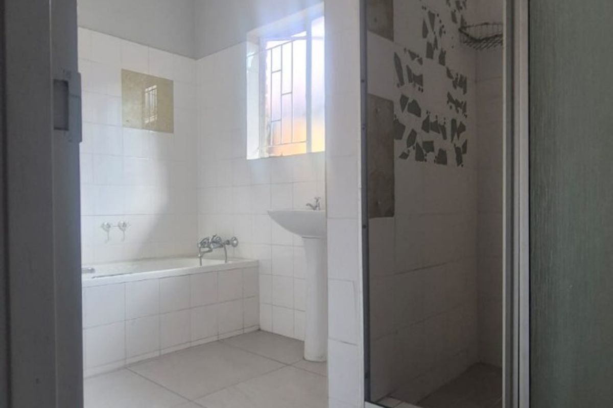 Stunning, Newly Renovated 2-Bedroom Apartment with Scullery in Secure Complex! - Photo 5