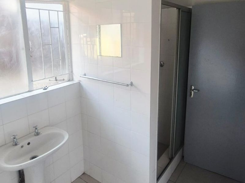 Stunning, Newly Renovated 2-Bedroom Apartment with Scullery in Secure Complex! - Photo 10