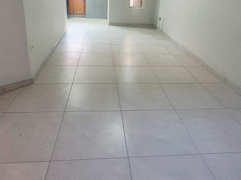 Stunning, Newly Renovated 2-Bedroom Apartment with Scullery in Secure Complex! - Photo 2