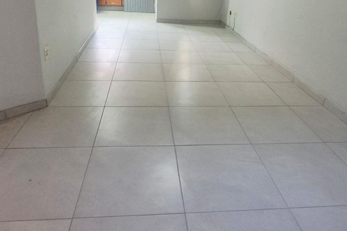 Stunning, Newly Renovated 2-Bedroom Apartment with Scullery in Secure Complex! - Photo 2
