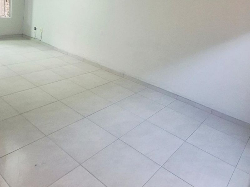 Stunning, Newly Renovated 2-Bedroom Apartment with Scullery in Secure Complex! - Photo 4