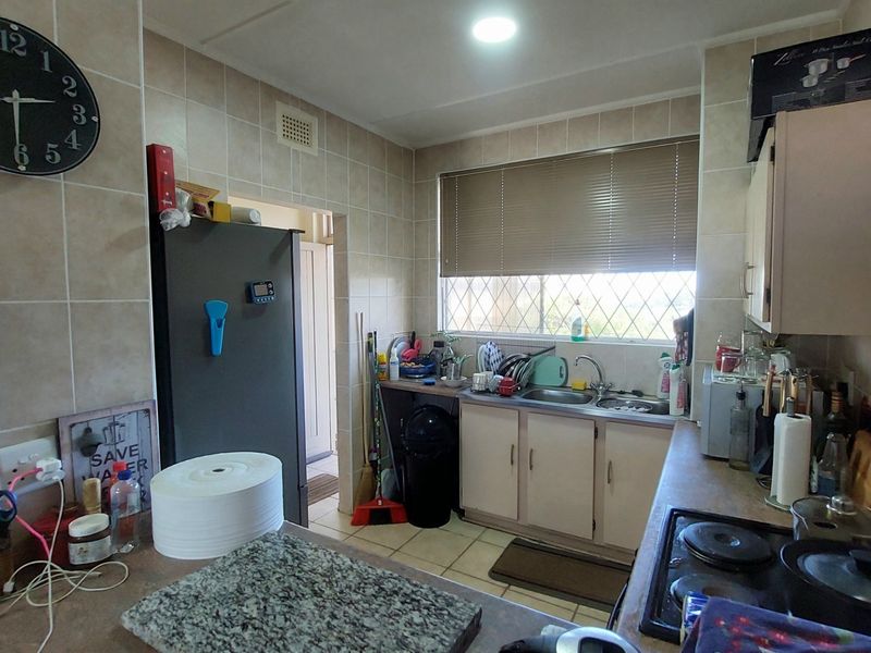 Coastal Comfort and Sea Views Near Stunning Beaches - Photo 3