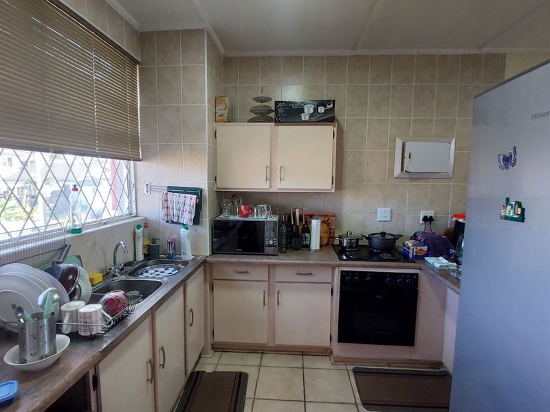 Coastal Comfort and Sea Views Near Stunning Beaches - Photo 2