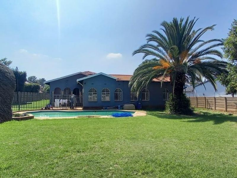 Expansive 5 Bedroom home with - Photo 1