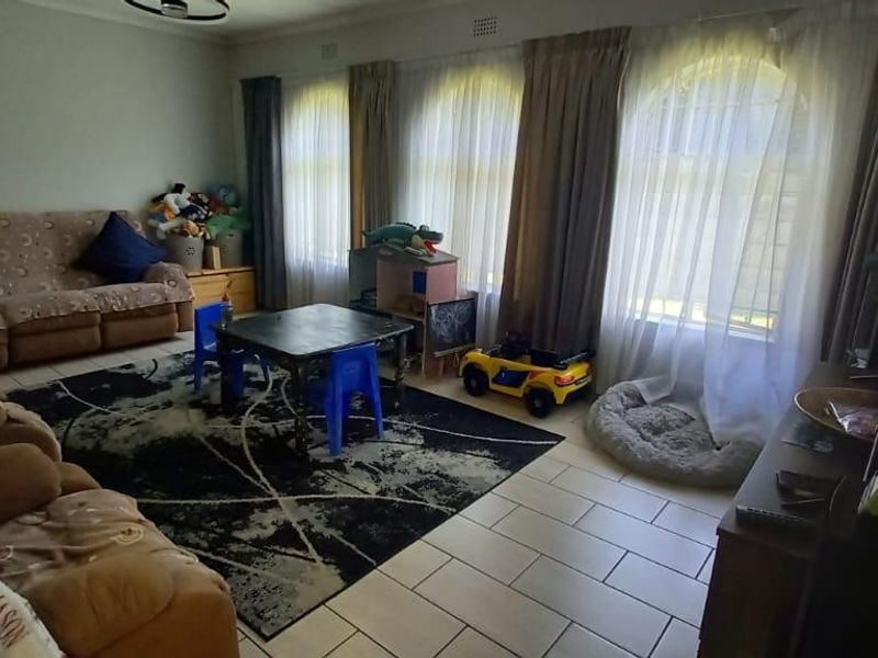 Expansive 5 Bedroom home with - Photo 10