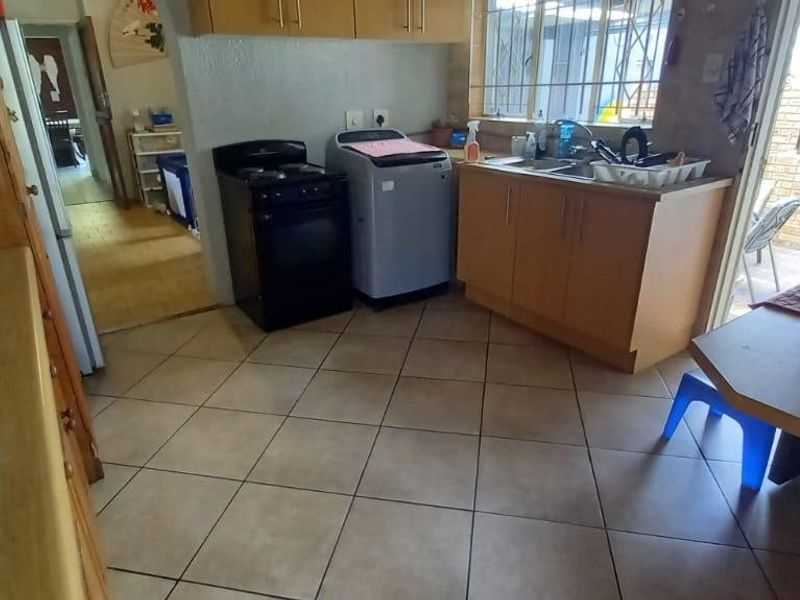 Expansive 5 Bedroom home with - Photo 5