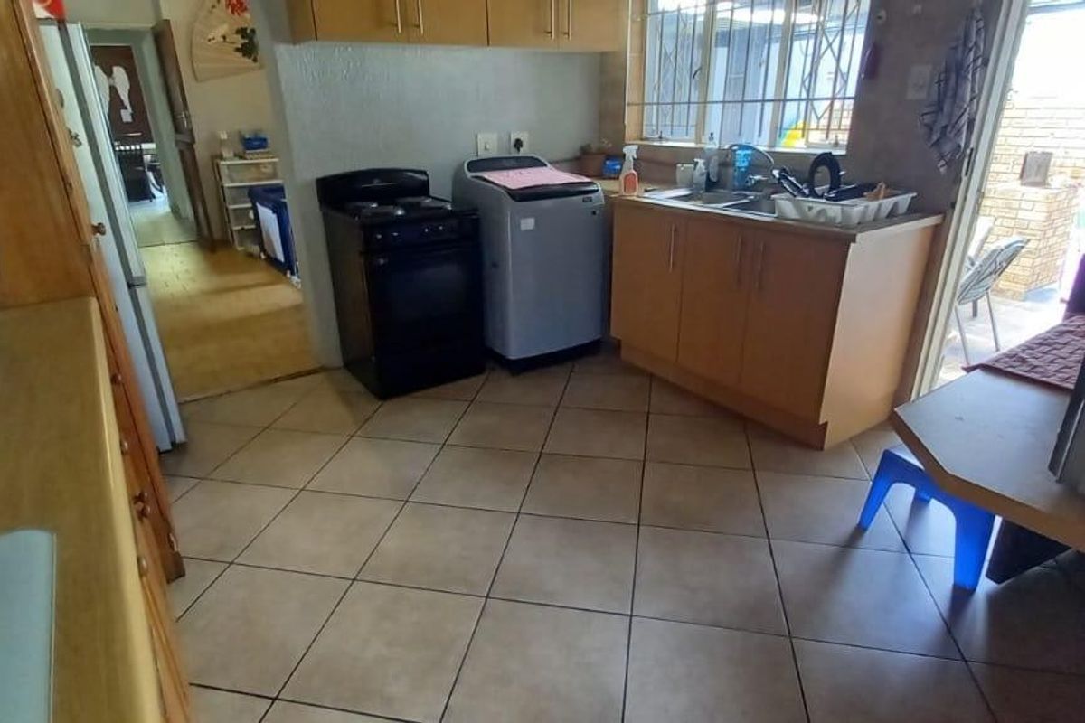 Expansive 5 Bedroom home with - Photo 5