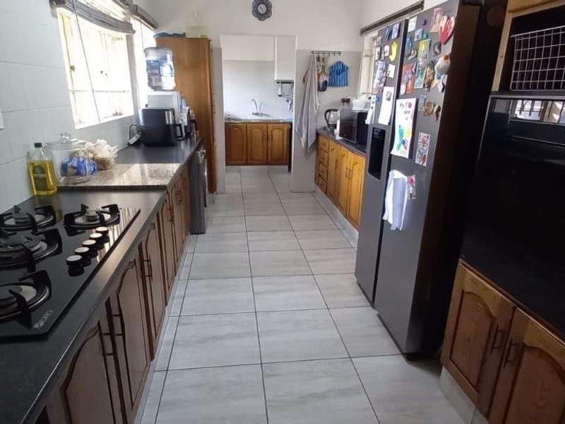 Expansive 5 Bedroom home with - Photo 2