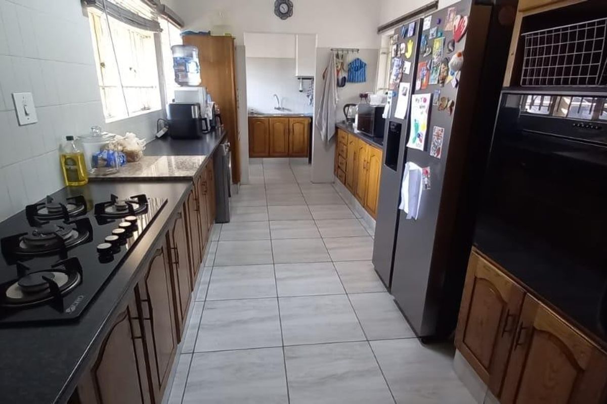 Expansive 5 Bedroom home with - Photo 2