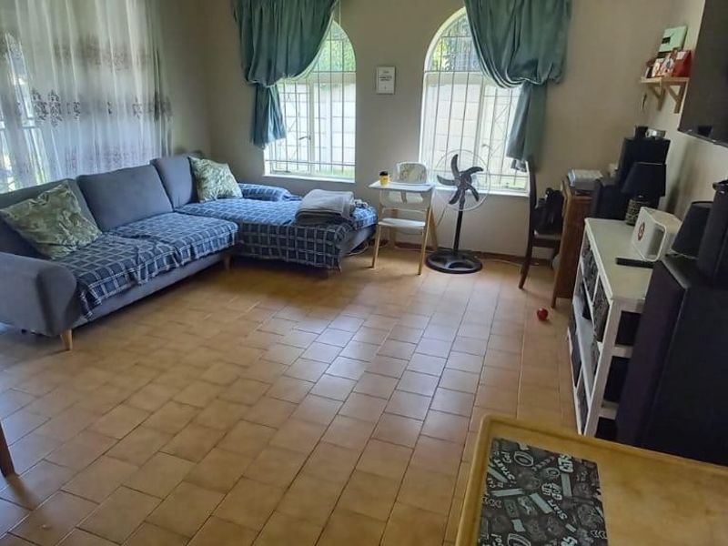 Expansive 5 Bedroom home with - Photo 9