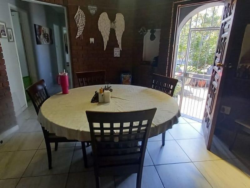 Expansive 5 Bedroom home with - Photo 7