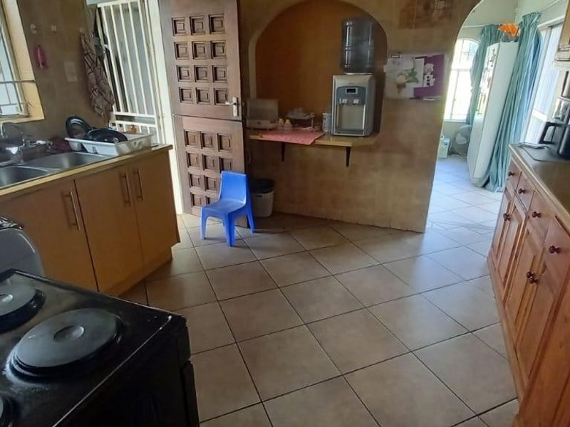 Expansive 5 Bedroom home with - Photo 6