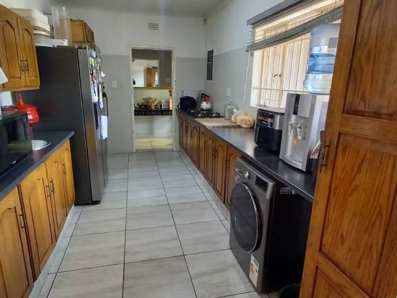 Expansive 5 Bedroom home with - Photo 3