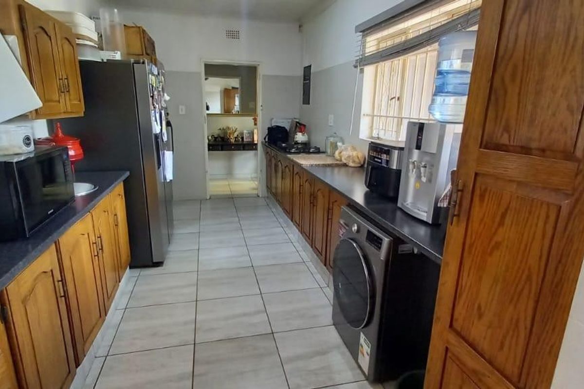 Expansive 5 Bedroom home with - Photo 3