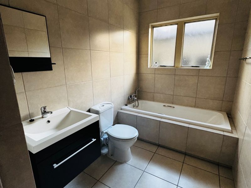 2 Bedroom,2 Bathroom Apartment to Rent in Noordwyk - Photo 10