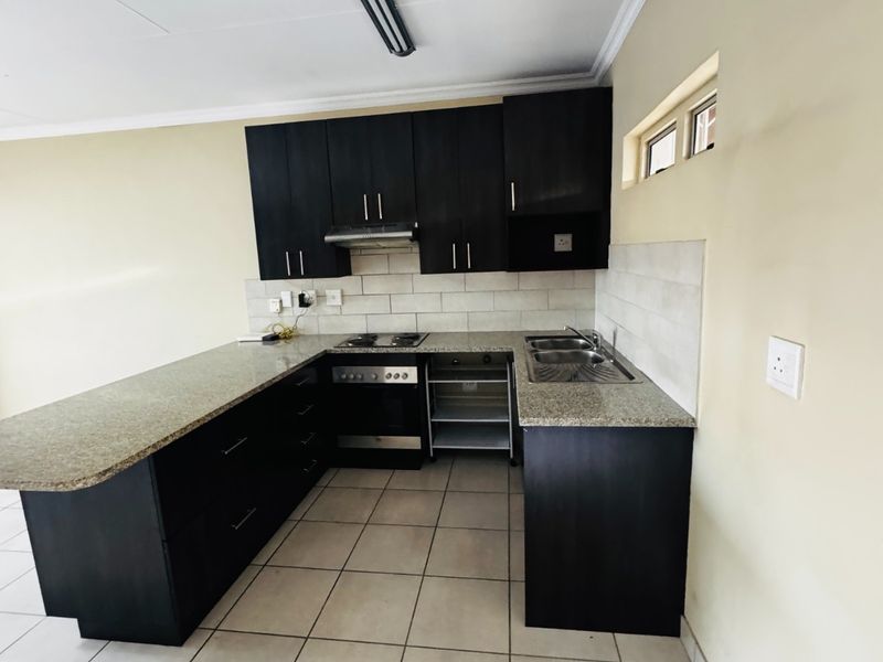 2 Bedroom,2 Bathroom Apartment to Rent in Noordwyk - Photo 4