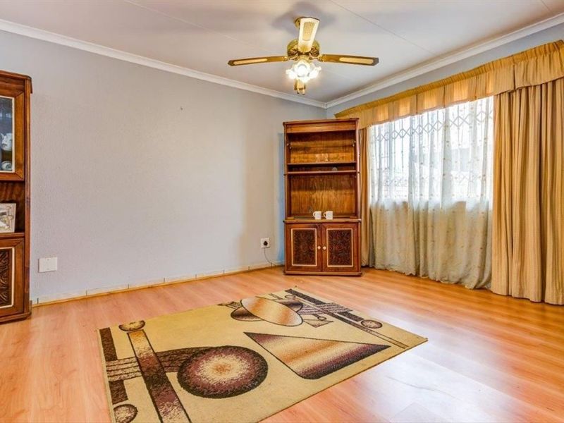 Townhouse For Sale in Terenure, Kempton Park - Photo 3