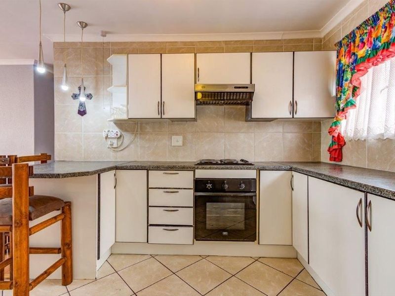 Townhouse For Sale in Terenure, Kempton Park - Photo 9