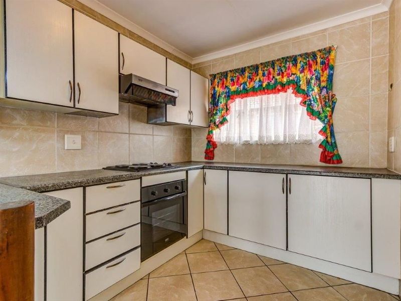 Townhouse For Sale in Terenure, Kempton Park - Photo 8