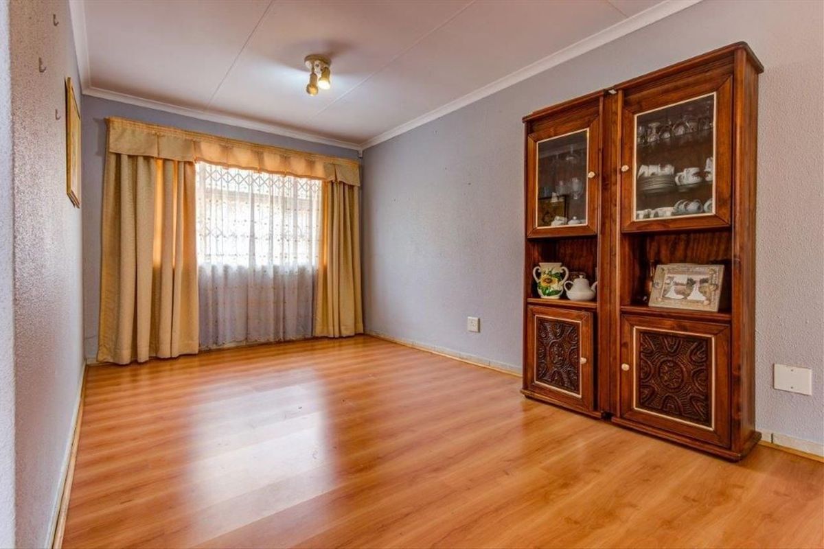 Townhouse For Sale in Terenure, Kempton Park - Photo 4