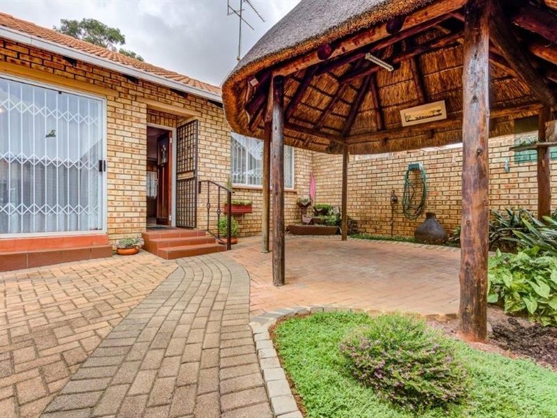 Townhouse For Sale in Terenure, Kempton Park - Photo 2