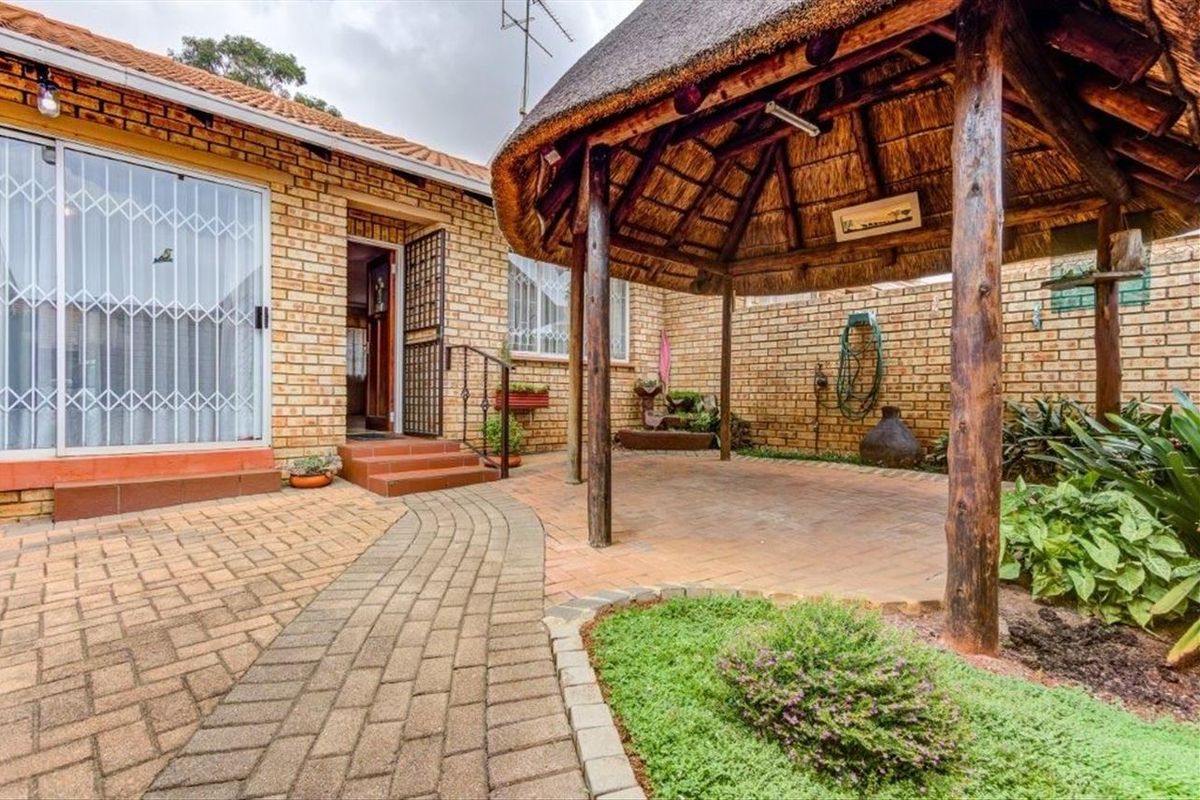 Townhouse For Sale in Terenure, Kempton Park - Photo 2