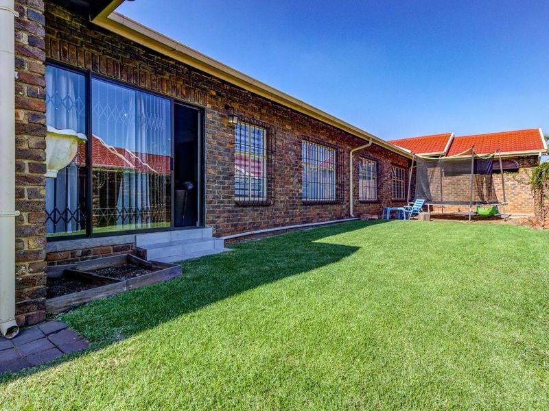 Townhouse For Sale in Birchleigh North, Kempton Park - Photo 1