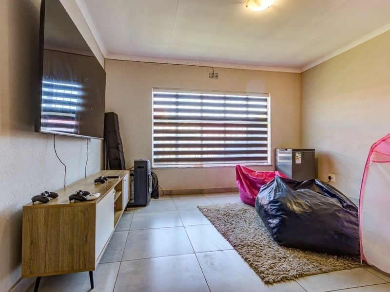 Townhouse For Sale in Birchleigh North, Kempton Park - Photo 8