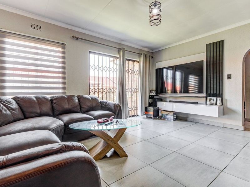 Townhouse For Sale in Birchleigh North, Kempton Park - Photo 5