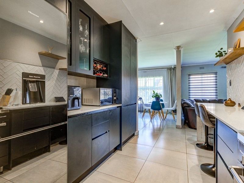 Townhouse For Sale in Birchleigh North, Kempton Park - Photo 2