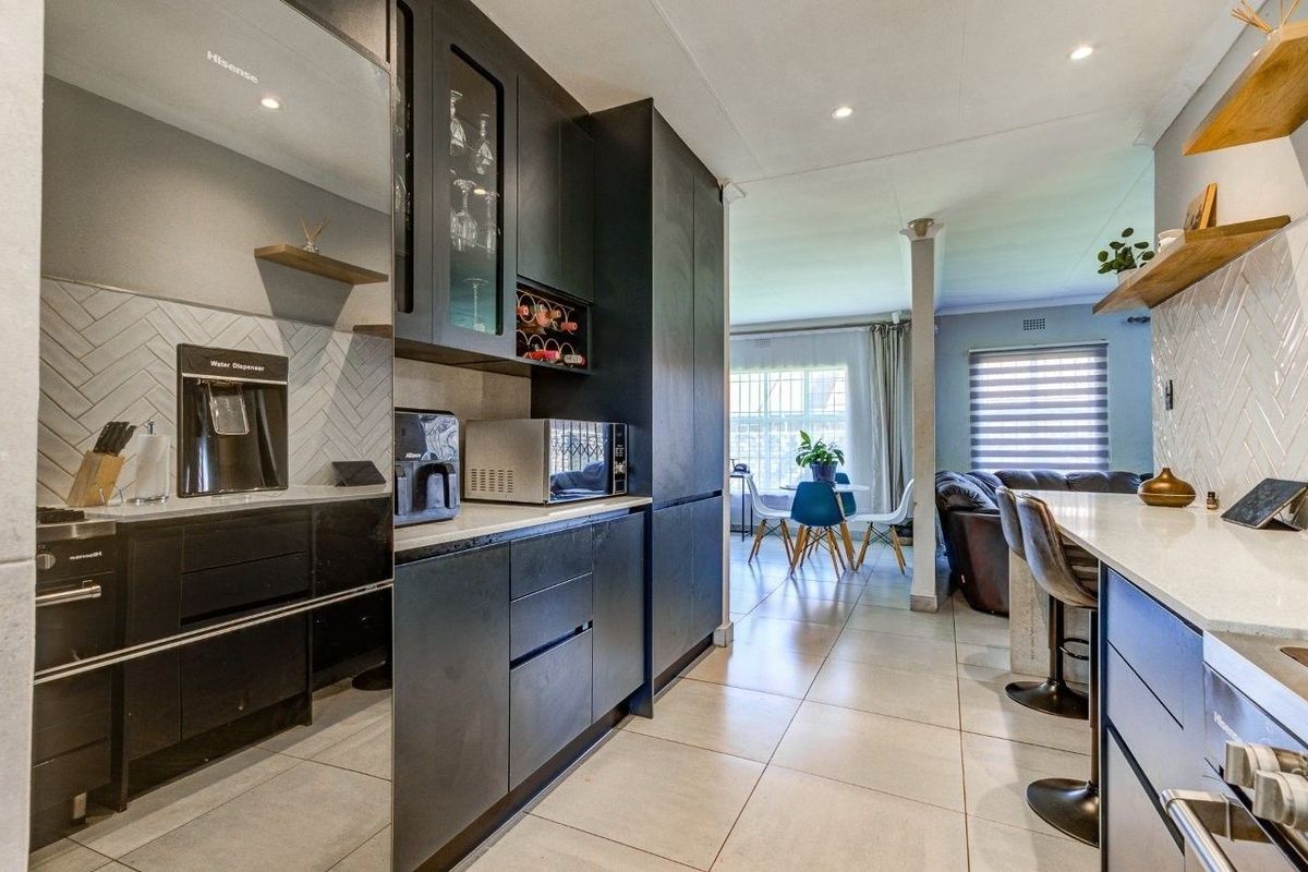 Townhouse For Sale in Birchleigh North, Kempton Park - Photo 2