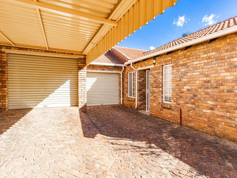 BEAUTIFUL - FULLY UPGRADED TOWNHOUSE - GOOD LOCATION!!!! - Photo 3