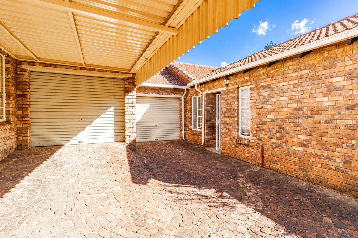 BEAUTIFUL - FULLY UPGRADED TOWNHOUSE - GOOD LOCATION!!!! - Photo 3