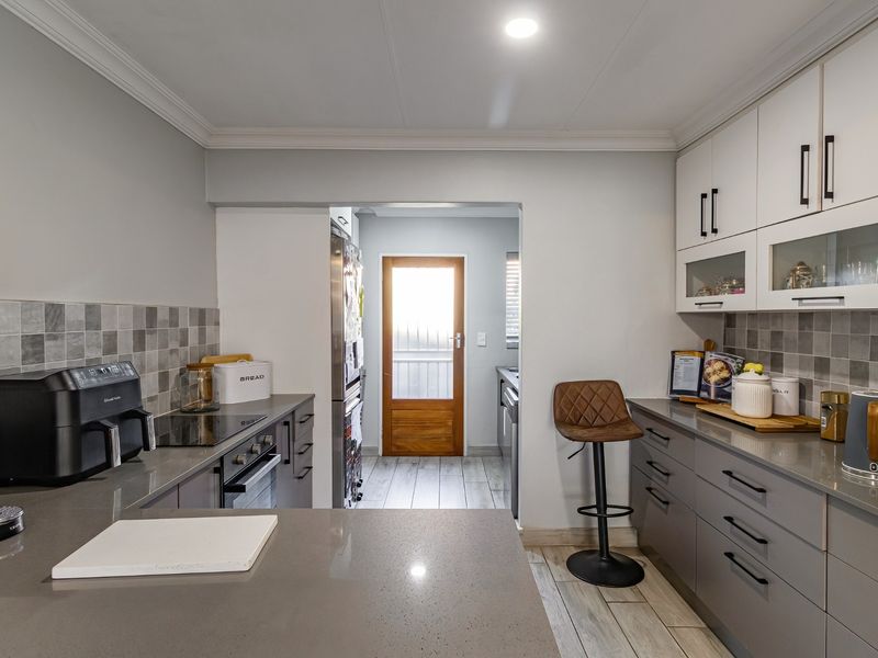 BEAUTIFUL - FULLY UPGRADED TOWNHOUSE - GOOD LOCATION!!!! - Photo 10