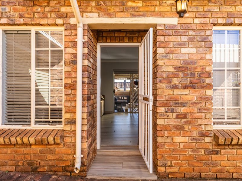 BEAUTIFUL - FULLY UPGRADED TOWNHOUSE - GOOD LOCATION!!!! - Photo 4