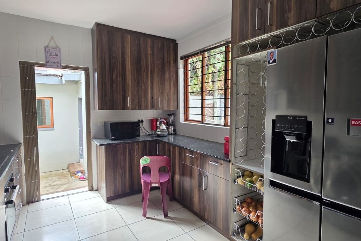 Investment Opportunity: 3 Bedroom Home with Income-Generating Flatlet - Sydenham, Johannesburg - Photo 2