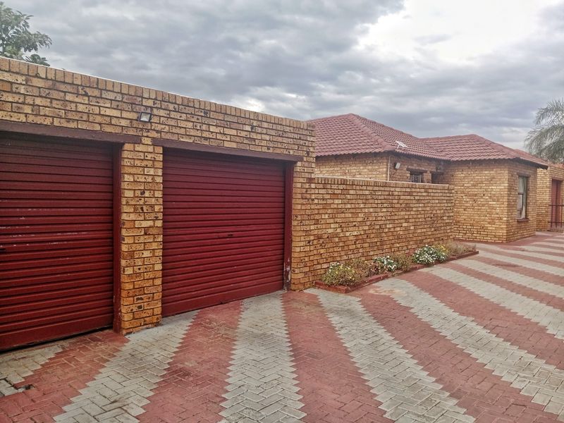 Modern House To Rent in Karenpark, Akasia. Primium and Best Location - Photo 1