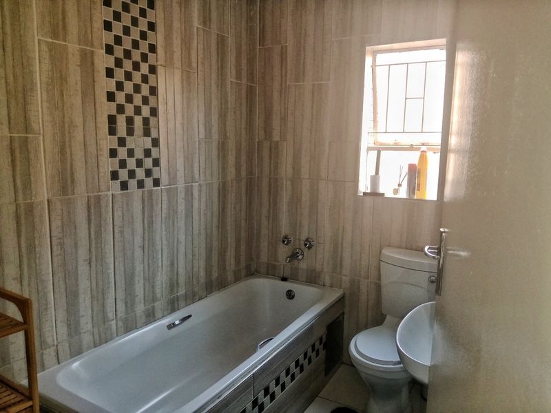 Modern House To Rent in Karenpark, Akasia. Primium and Best Location - Photo 4