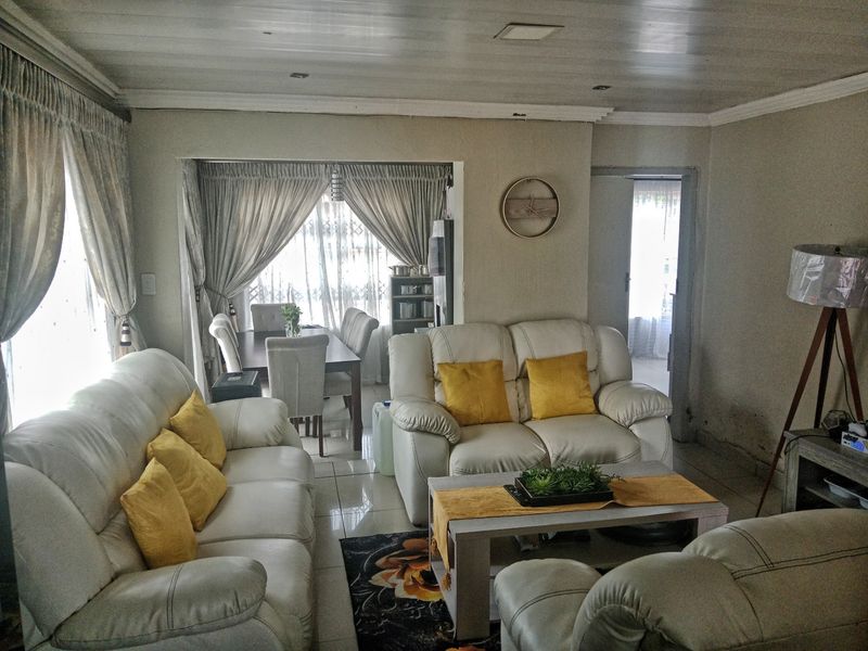 Modern House To Rent in Karenpark, Akasia. Primium and Best Location - Photo 2