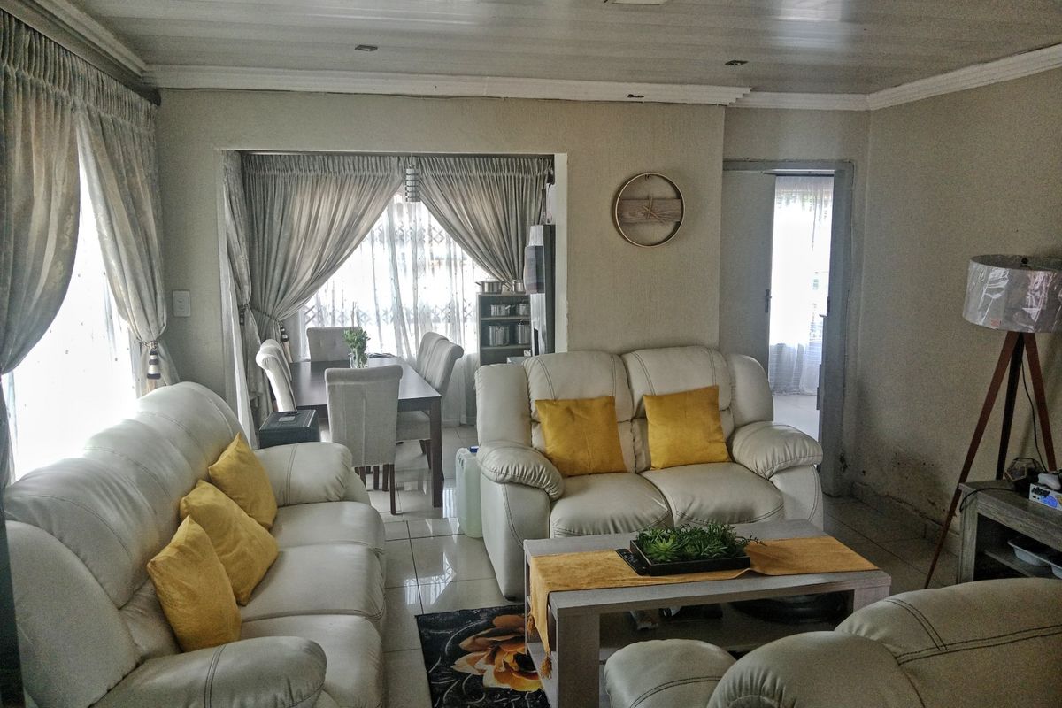 Modern House To Rent in Karenpark, Akasia. Primium and Best Location - Photo 2