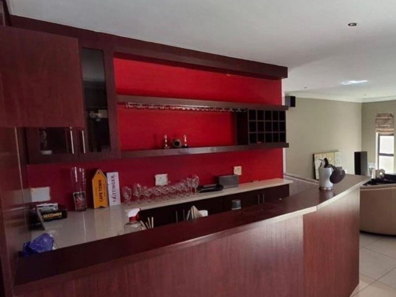 6 Bedroom House For Sale in Theresapark, Akasia - Photo 7