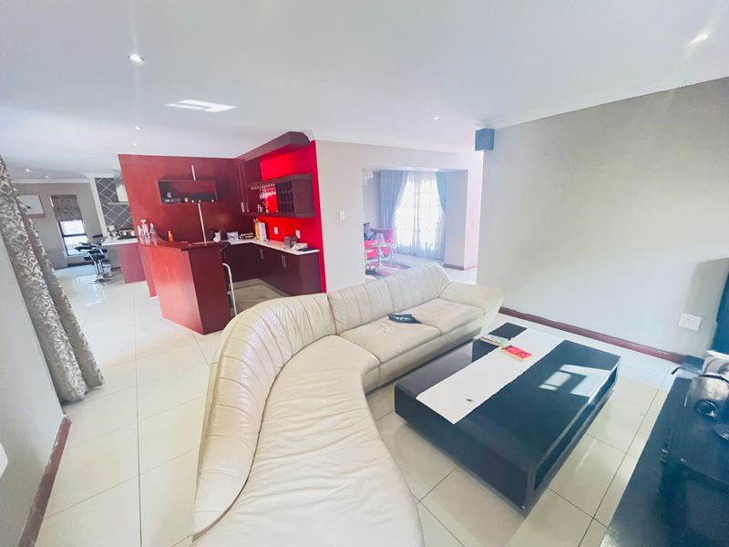 6 Bedroom House For Sale in Theresapark, Akasia - Photo 8