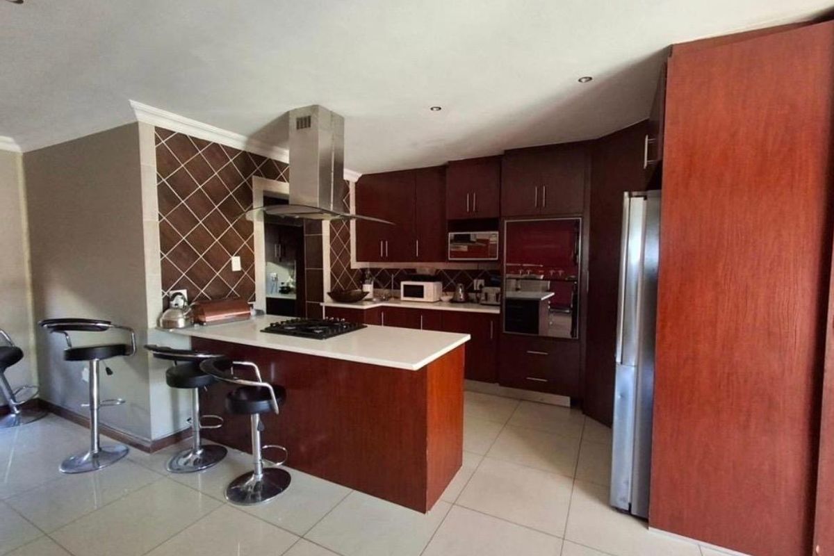 6 Bedroom House For Sale in Theresapark, Akasia - Photo 3